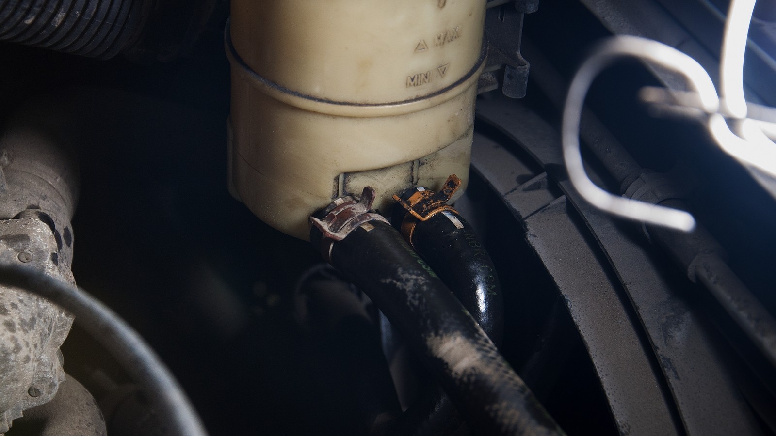 Какую жидкость можно долить в бачок ГУР