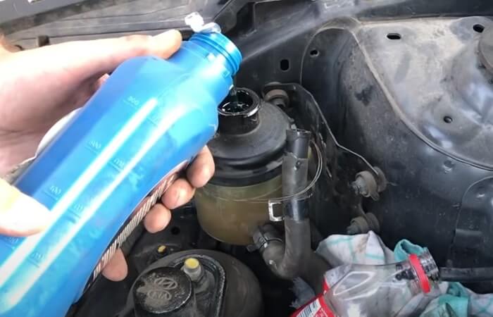 Заливаем новое масло в бачок гура Киа Рио 3. Наливаем до полного