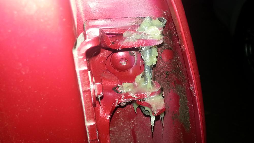 Литиевая смазка на петле двери автомобиля Литиевая смазка на петле двери автомобиля