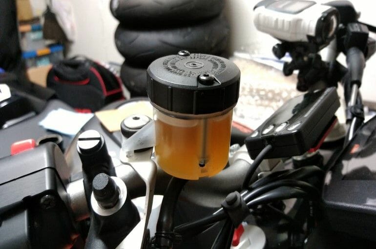 Цвет свежей жидкости