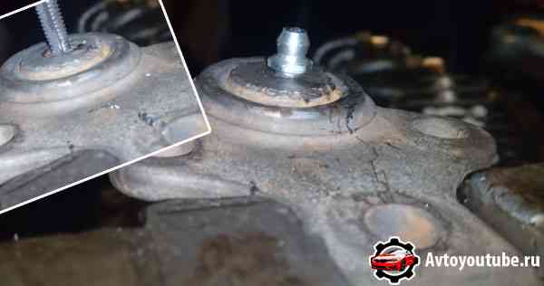 Нарезаем резьбу и вкручиваем тавотницу в корпус шаровой опоры