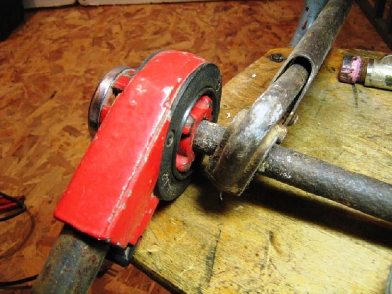 Нарезание резьбы на водопроводной трубе