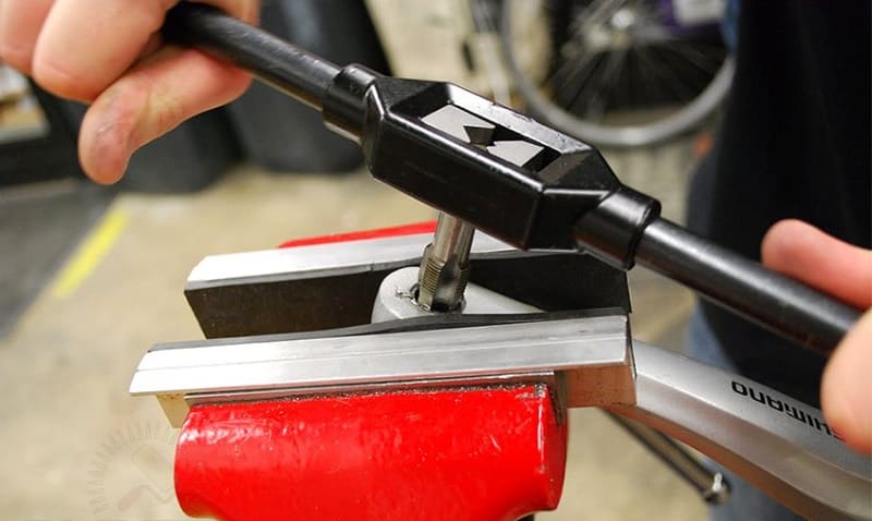 Работа плашкой