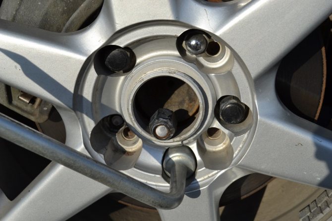 Смазывать ли колесные болты и чем это делать