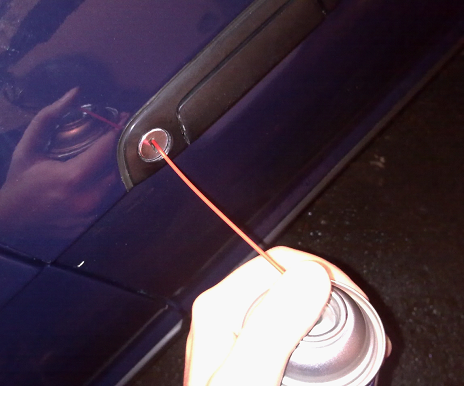 Процесс нанесения смазки на личинку замка двери Флакон со спреем перед замком автодвери