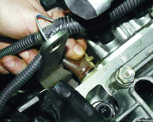Демонтаж проводки датчика давления масла ВАЗ-2112