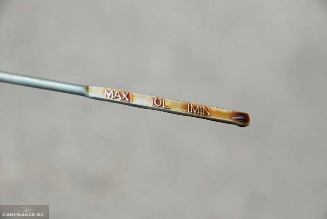 Показатель уровня масла в двигателе ВАЗ-2112 при помощи щупа