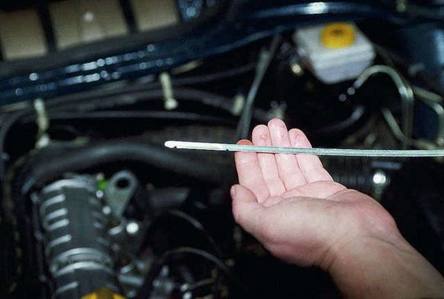 Уровень масла в двигателе