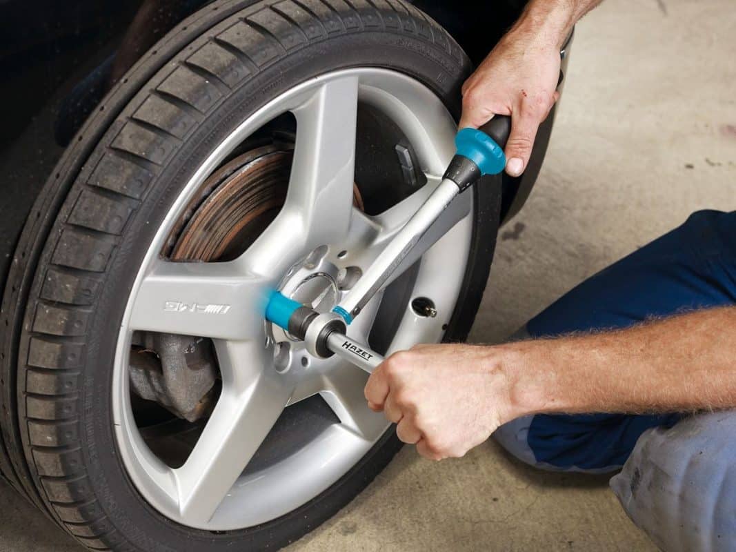 Правильная установка и затяжка колеса автомобиля | Смазывать ли колесные болты и чем