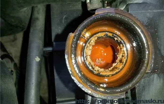 На прогретом двигателе загорается лампа давления масла