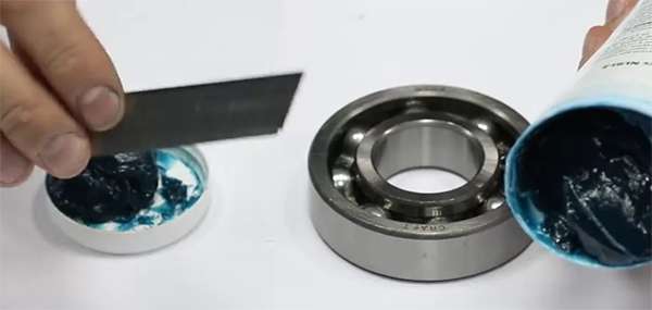 смазываем подшипник смазкой 158