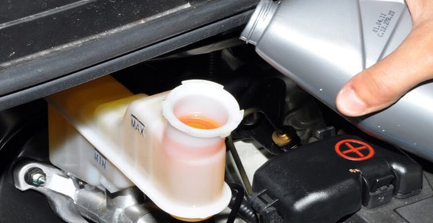 Заливка тормозной жидкости