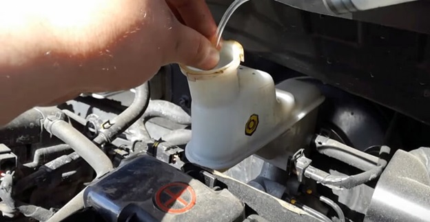 Откачка тормозной жидкости с помощью трубочки и шприца