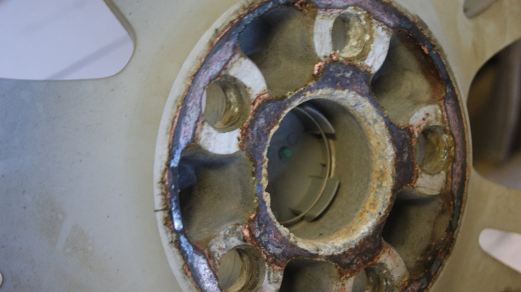 Смазывать ли колесные болты и чем это делать