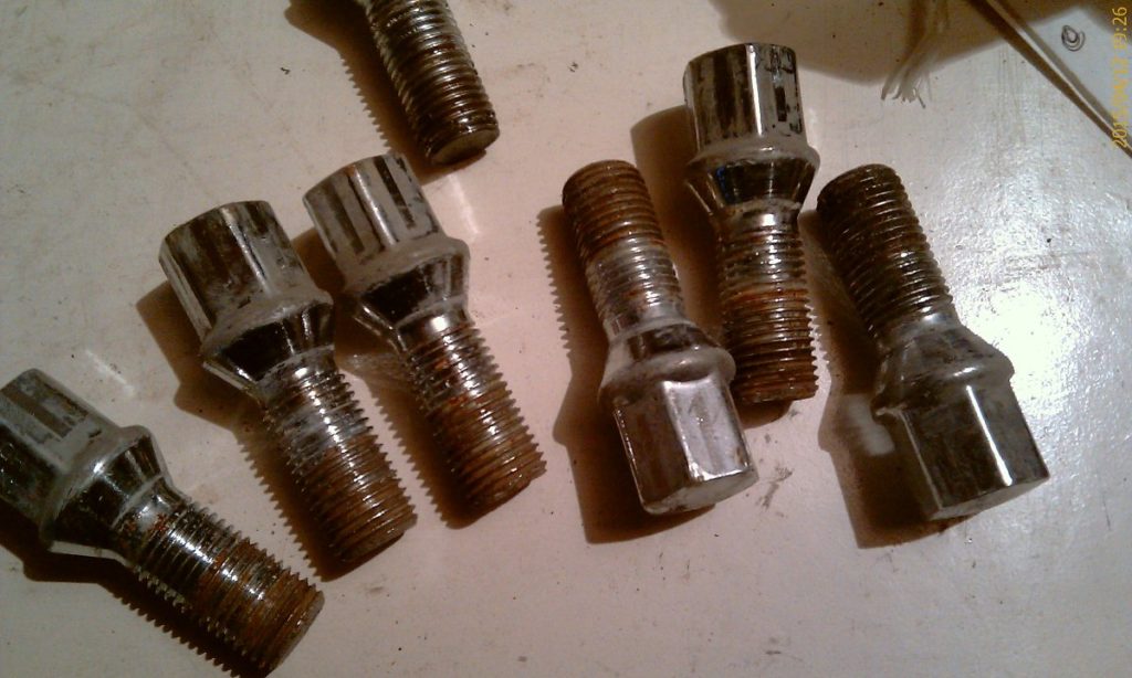 Смазывать ли колесные болты и чем это делать