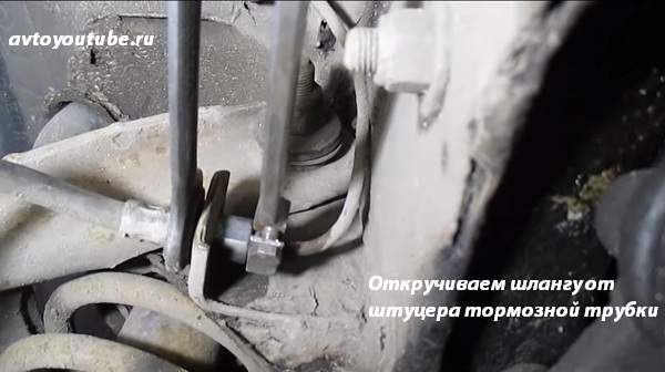Для замены старой передней тормозной шланги откручиваем ключами штуцер ее от тормозной трубки ВАЗ 2107