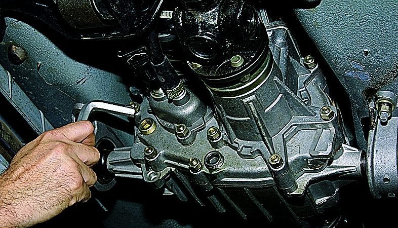 Какое масло лучше заливать в коробку МКПП Шевроле Нива