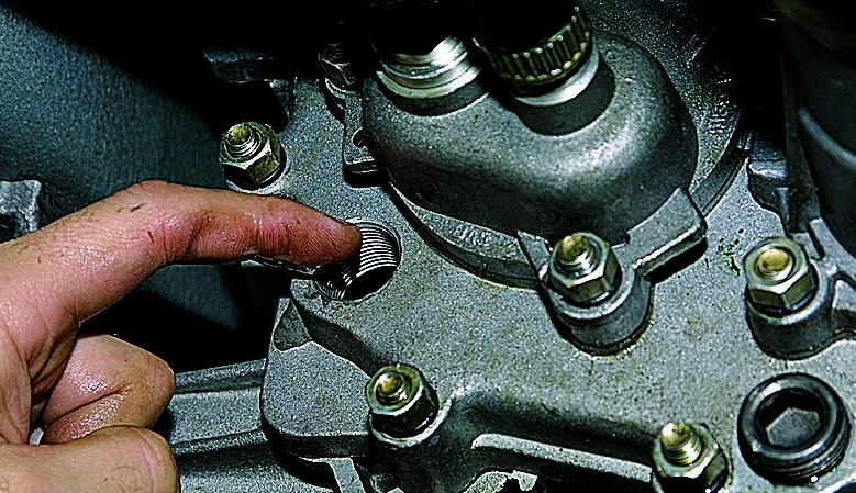 Какое масло лучше заливать в коробку МКПП Шевроле Нива