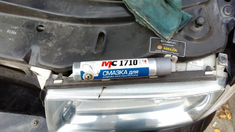 Обработка клемм аккумулятора смазкой МС 1710 Смазка для клемм аккумулятора МС 1710
