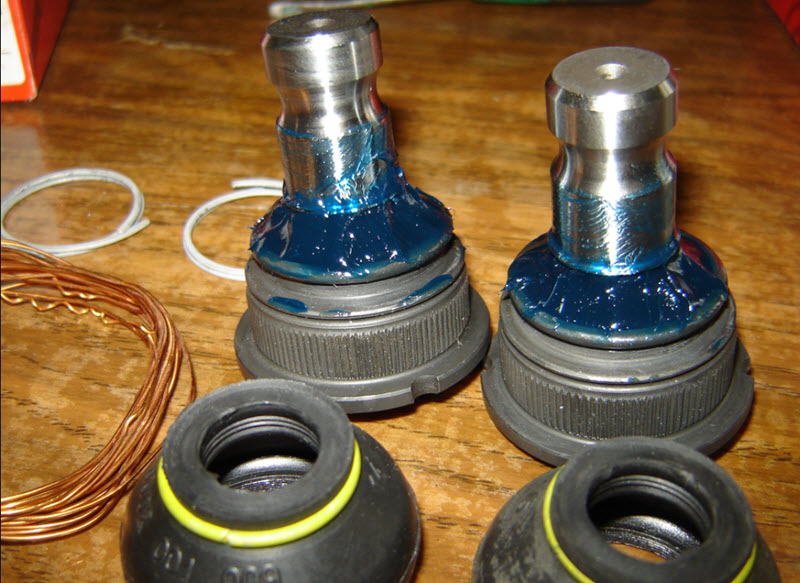 Чем смазать шаровые опоры: на литиевой и кальциевой основе