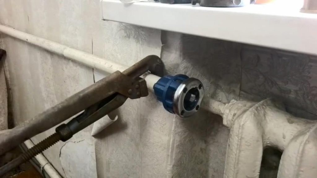 Каким инструментом нарезают наружную резьбу