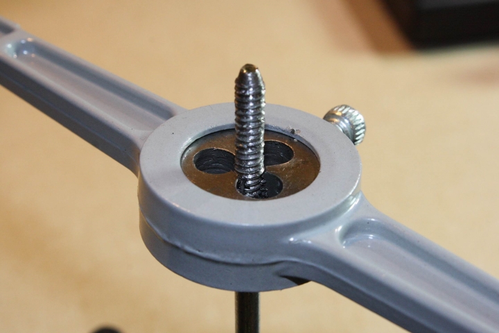 Каким инструментом нарезают наружную резьбу