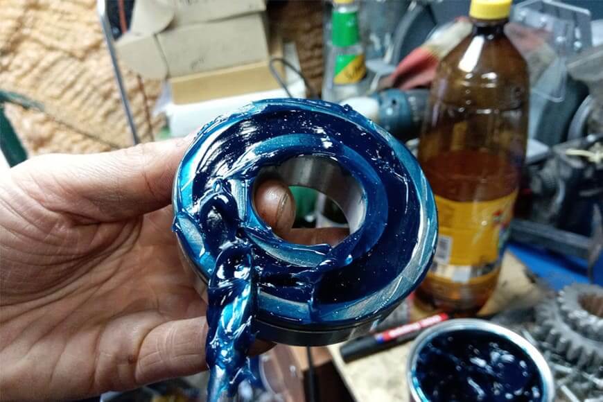 Смазывание подшипника смазкой 158