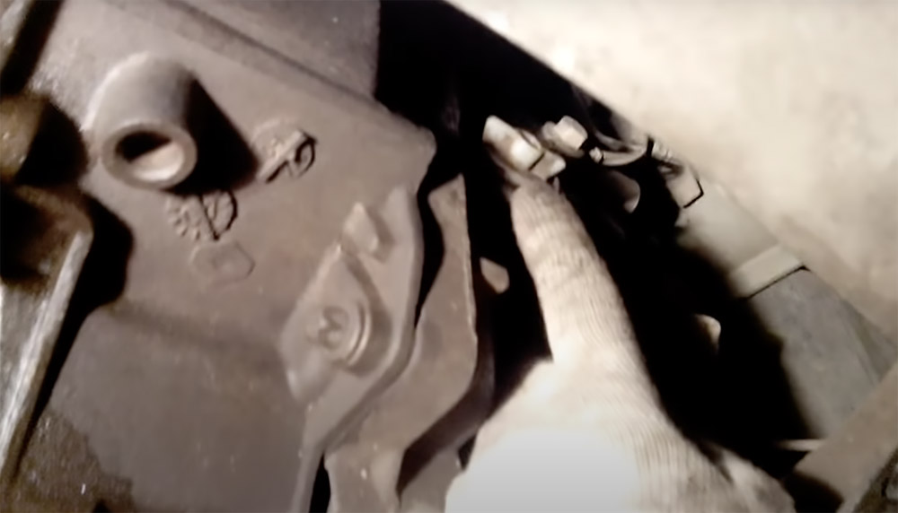 Контрольная пробка для проверки уровня масла в КПП Renault Logan Контроль масла в коробке Renault Logan