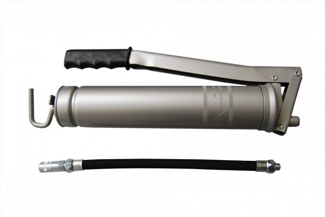 Шприц для смазки: назначение, виды, как выбрать