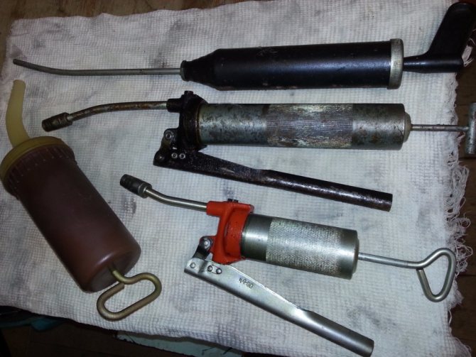 Шприц для смазки: назначение, виды, как выбрать