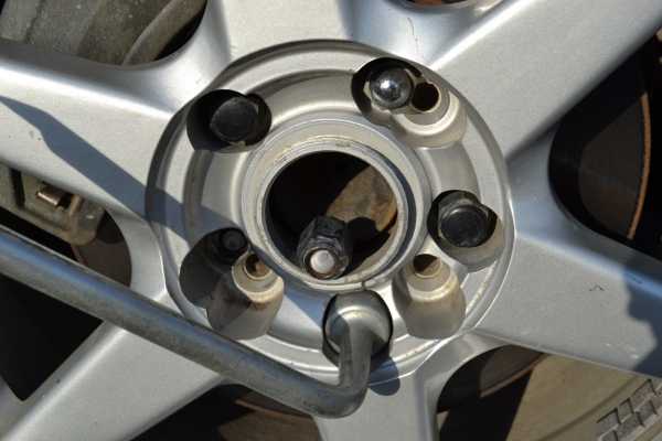 Смазывать ли колесные болты и чем это делать