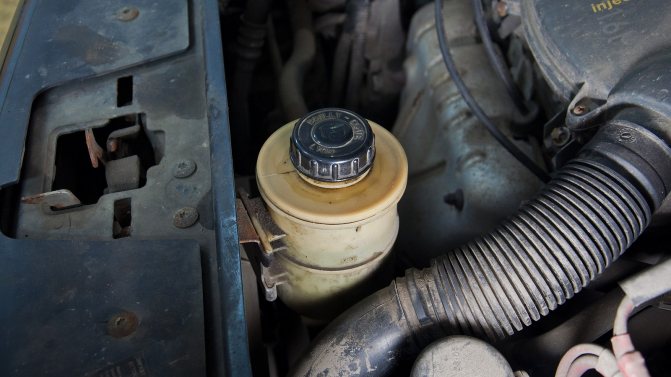 Замена жидкости ГУР: как поменять и долить масло в гидроусилитель руля, а также когда и в каких случаях это нужно делать