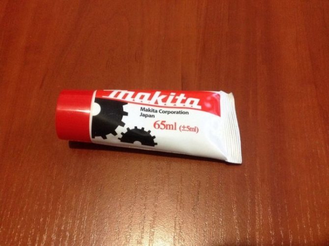Какая смазка применяется в редукторе УШМ Makita