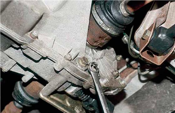 Масло в коробке ВАЗ 2110: какое лучше, объем, как поменять