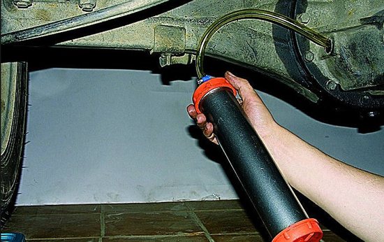 заправка редуктора заднего моста ВАЗ 2107 маслом